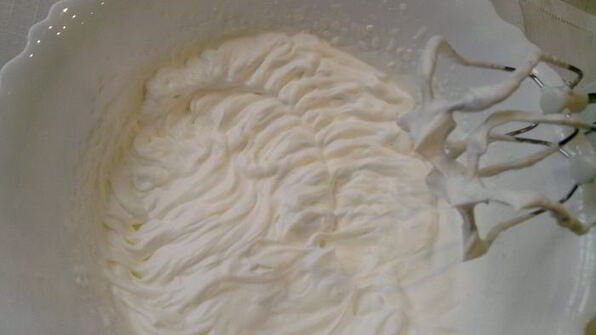 фруктово-ягодное пирожное с фисташками на лимонно-белковой основе