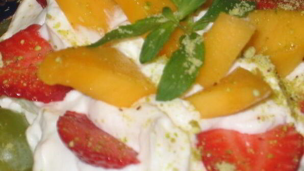 фруктово-ягодное пирожное с фисташками на лимонно-белковой основе