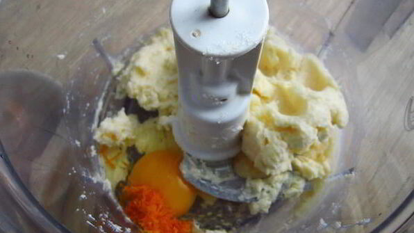 песочное пирожное глазированное помадой