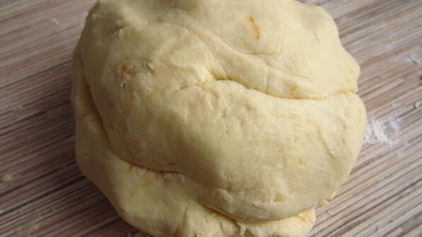 песочное пирожное глазированное помадой