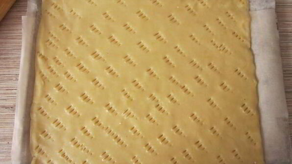 песочное пирожное глазированное помадой