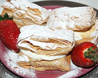 Пирожные из слоеного теста со взбитыми сливками