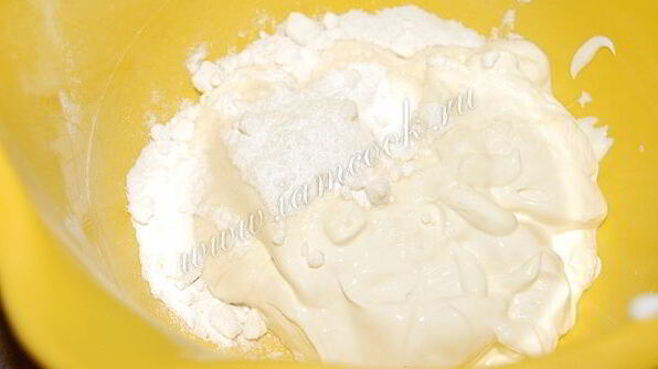 пирожные из слоеного теста со взбитыми сливками