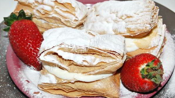 пирожные из слоеного теста со взбитыми сливками