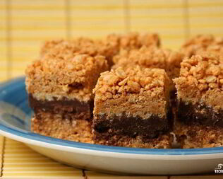 Пирожные с шоколадом, рисовыми хлопьями и арахисовым маслом