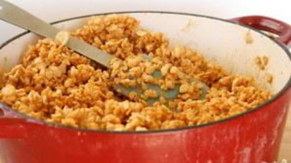 пирожные с шоколадом, рисовыми хлопьями и арахисовым маслом