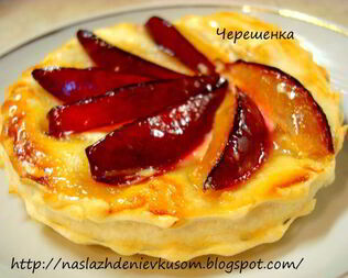 Пирожные со сливой, манго и козьим сыром