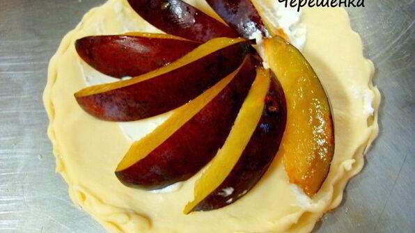 пирожные со сливой, манго и козьим сыром