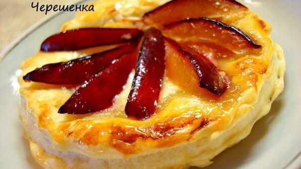 пирожные со сливой, манго и козьим сыром