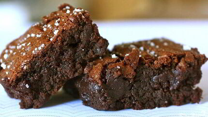 Шоколадные пирожные с солью