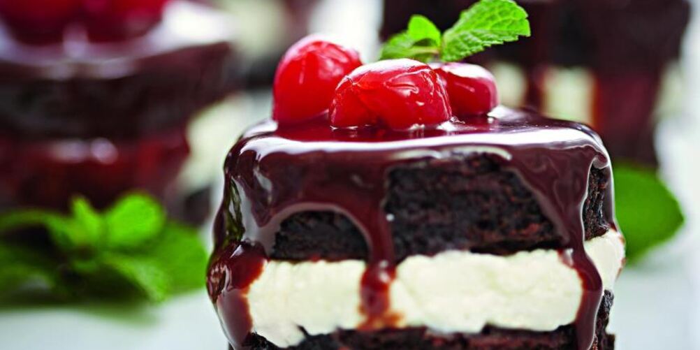 Рецепт шоколадных пирожных с вишней