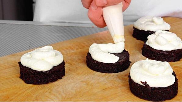 шоколадные пирожные с вишней