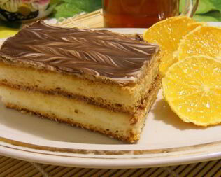 Сметанное пирожное с вареной сгущенкой