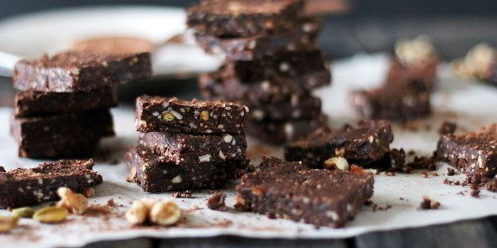 Рецепт сыроедческого брауни с кусочками какао-бобов