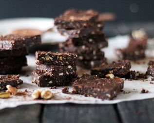 Сыроедческий брауни с кусочками какао-бобов