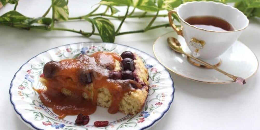 Рецепт вишневого пирожного с карамельной подливкой