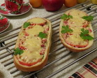 Домашняя пицца на батоне