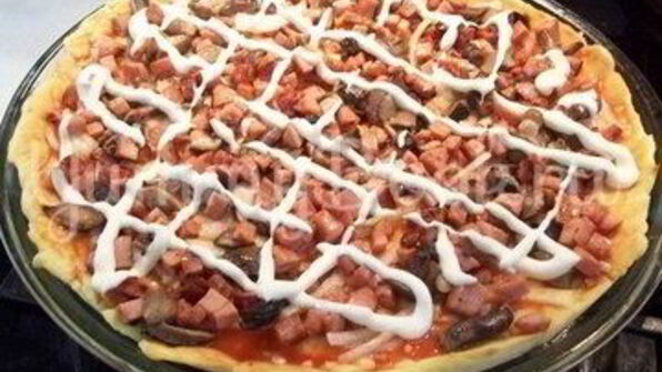 домашняя пицца с колбасой и грибами