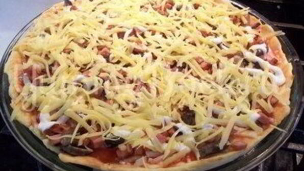 домашняя пицца с колбасой и грибами
