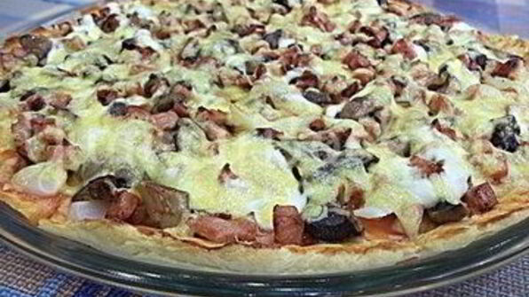 домашняя пицца с колбасой и грибами