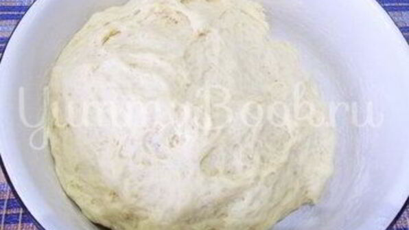 домашняя пицца с колбасой и грибами