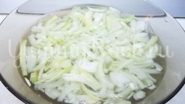 домашняя пицца с колбасой и грибами