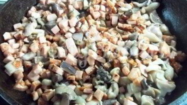 домашняя пицца с колбасой и грибами