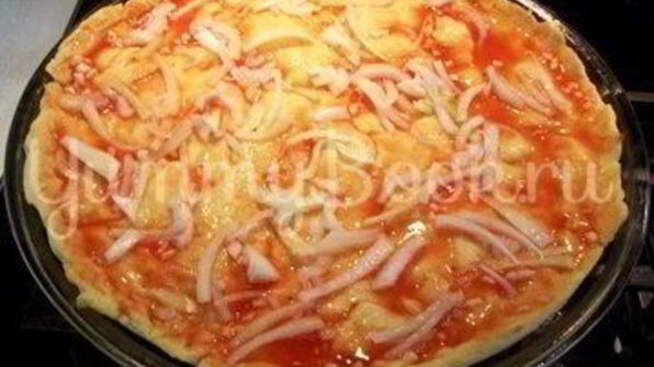 домашняя пицца с колбасой и грибами