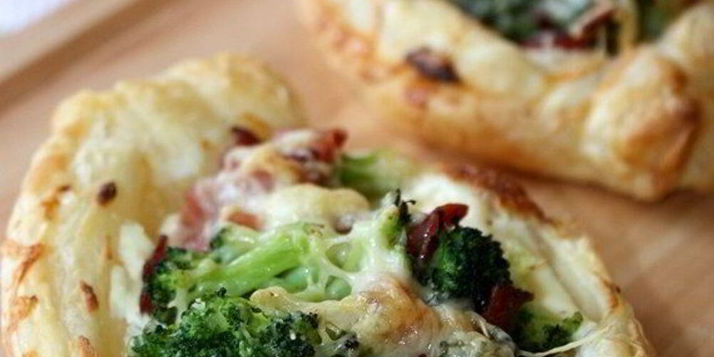 Рецепт хрустящих мини-пицц с беконом и брокколи