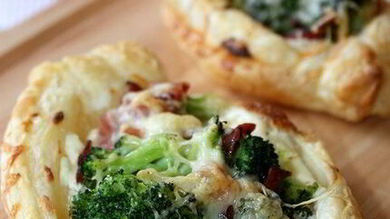 Хрустящие мини-пиццы с беконом и брокколи