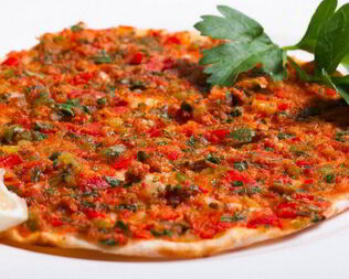 Лахмаджун с говяжьим фаршем и овощами