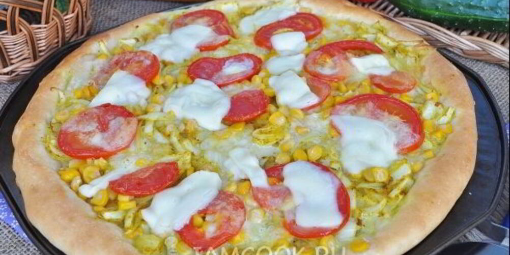 Рецепт луковой пиццы с кукурузой и моцареллой