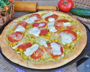 Луковая пицца с кукурузой и моцареллой