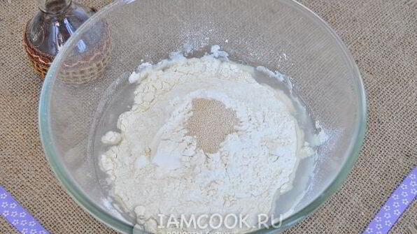 луковая пицца с кукурузой и моцареллой