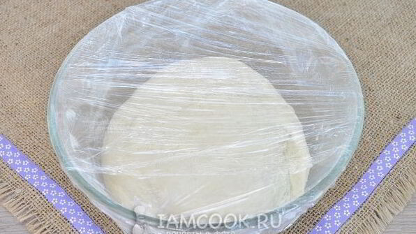 луковая пицца с кукурузой и моцареллой