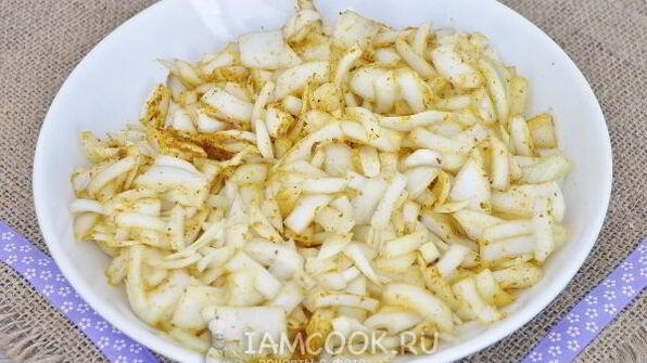 луковая пицца с кукурузой и моцареллой