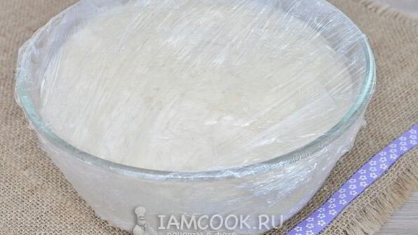 луковая пицца с кукурузой и моцареллой