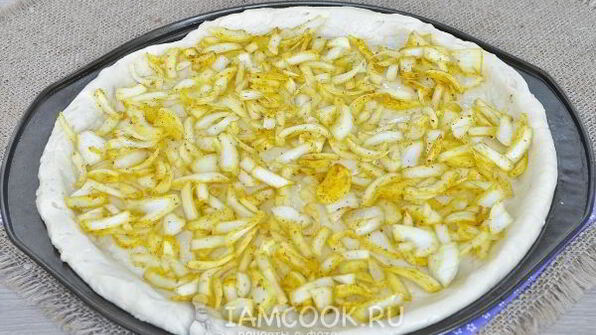 луковая пицца с кукурузой и моцареллой