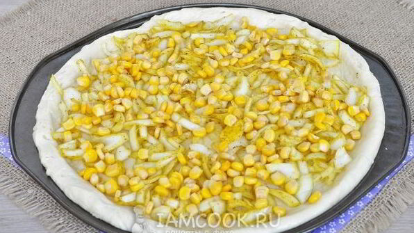 луковая пицца с кукурузой и моцареллой