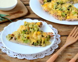 Пицца из куриного филе с сыром и брокколи