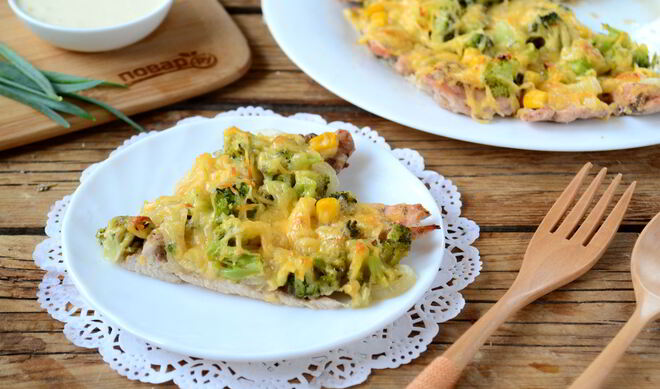 Пицца из куриного филе с сыром и брокколи