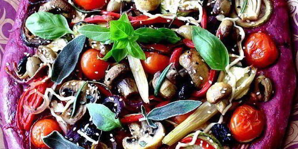 Рецепт пиццы из свекольного теста с овощами и грибами