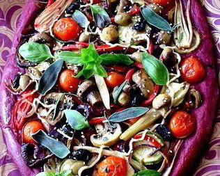 Пицца из свекольного теста с овощами и грибами