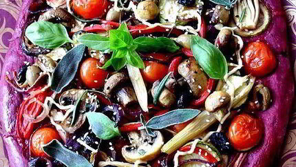 Пицца из свекольного теста с овощами и грибами