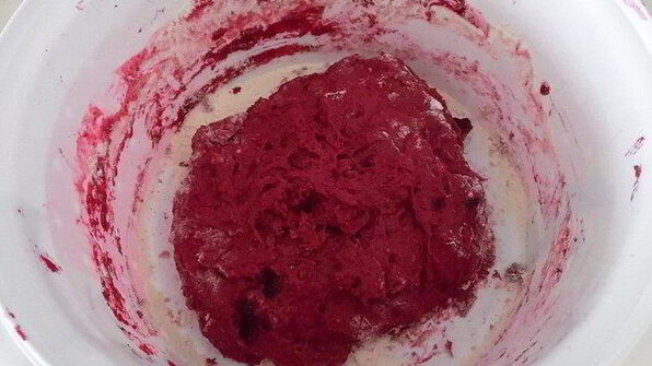 пицца из свекольного теста с овощами и грибами