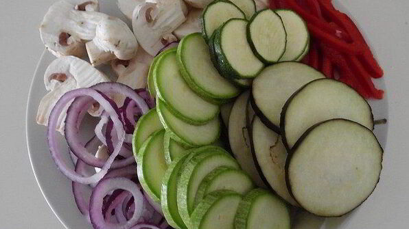 пицца из свекольного теста с овощами и грибами