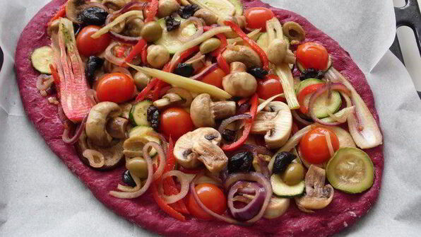 пицца из свекольного теста с овощами и грибами