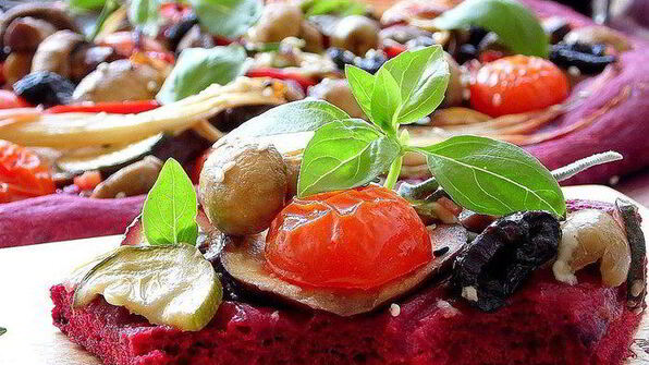 пицца из свекольного теста с овощами и грибами