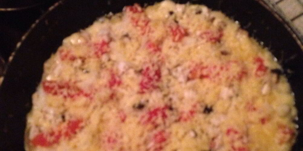 Рецепт пиццы на сковороде с колбасой и грибами