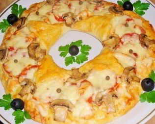 Пицца Рождественский венок с соусом энчилада